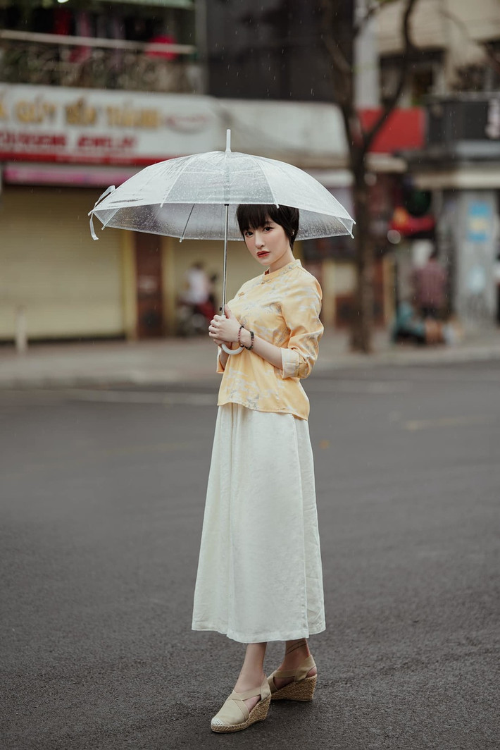 Nổi tiếng là bà mẹ 2 con có hình thể chuẩn nhất nhì Vbiz, nhưng hình ảnh lần này của Elly Trần khiến dân tình không khỏi hoảng hốt vì phần bụng khá to.