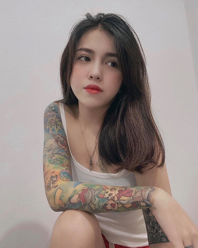Trải qua bao nhiêu khó khăn, với sự cố gắng, kiên trì, từ bàn tay trắng Bii Trinh đã gặt hái được nhiều thành công với nghề. Hiện tại, cô đã sở hữu cho mình một tiệm xăm riêng, với gần 21.000 lượt theo dõi.
