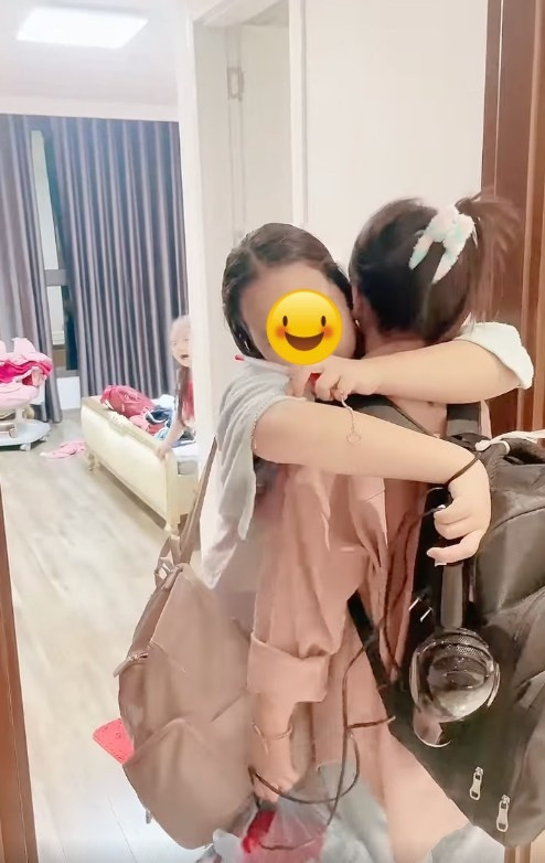 Đúng như những gì đã tiết lộ trước đó, mới đây Phúng Phính Hà Giang (tên thật Mua Thị Dua) đã nói lời tạm biệt những người sống chung nhà, thu dọn hành lý trở về Hà Giang. Đây là lần thứ 2 em quay lại quê hương sau khi xuống thành phố làm mẫu ảnh độc quyền.
