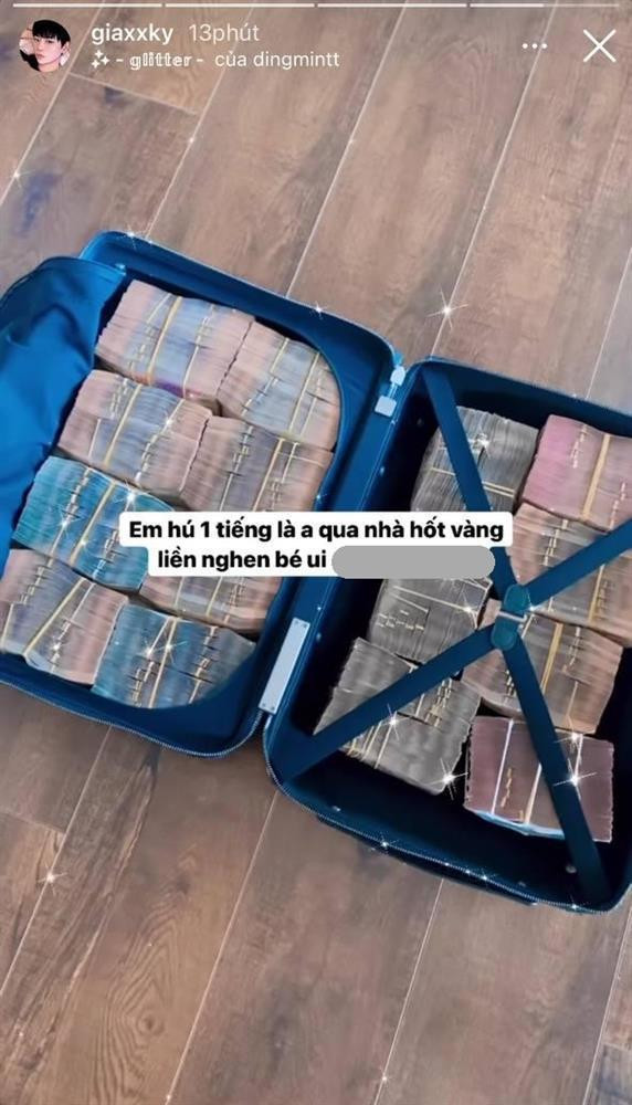 Cụ thể trên trang cá nhân, fan hâm mộ nhiệt thành của người đẹp Ngọc Trinh có viết: "Dạ nhà ai bán vàng hú em được không ạ? Em đang cần mua gấp 50 cây, ai chốt là em qua nhà đưa tiền liền ạ! Em năn nỉ luôn ạ! Em đa tạ nghen".