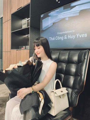 Rất nhiều người cảm động trước nghĩa cử cao đẹp của hot mom 3 con đất Sài thành, gửi lời chúc sức khỏe, an lành đến gia đình cô.