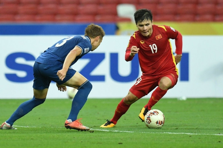 Quang Hải có thể chơi tốt ở vai trò tiền vệ trung tâm trong sơ đồ 3-5-2 hay tiền đạo cánh ở sơ đồ 3-4-3. Đây cũng là hai sơ đồ được thầy Park luân phiên sử dụng để giải mã những đội tuyển chơi tấn công như Thái Lan, hay phòng ngự lùi sâu, quây rát như Malaysia, Indonesia.