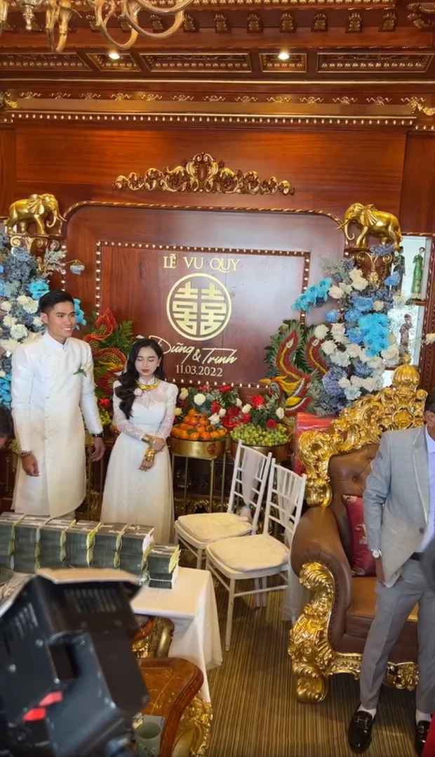 Được biết gia đình nhà T. đã dành riêng 600 triệu để mua hoa tươi trang trí cho bữa tiệc.