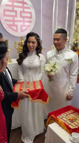 Cô dâu T. thường khoe nhiều ảnh chụp bữa tiệc xa hoa trong ngôi nhà dát vàng.
