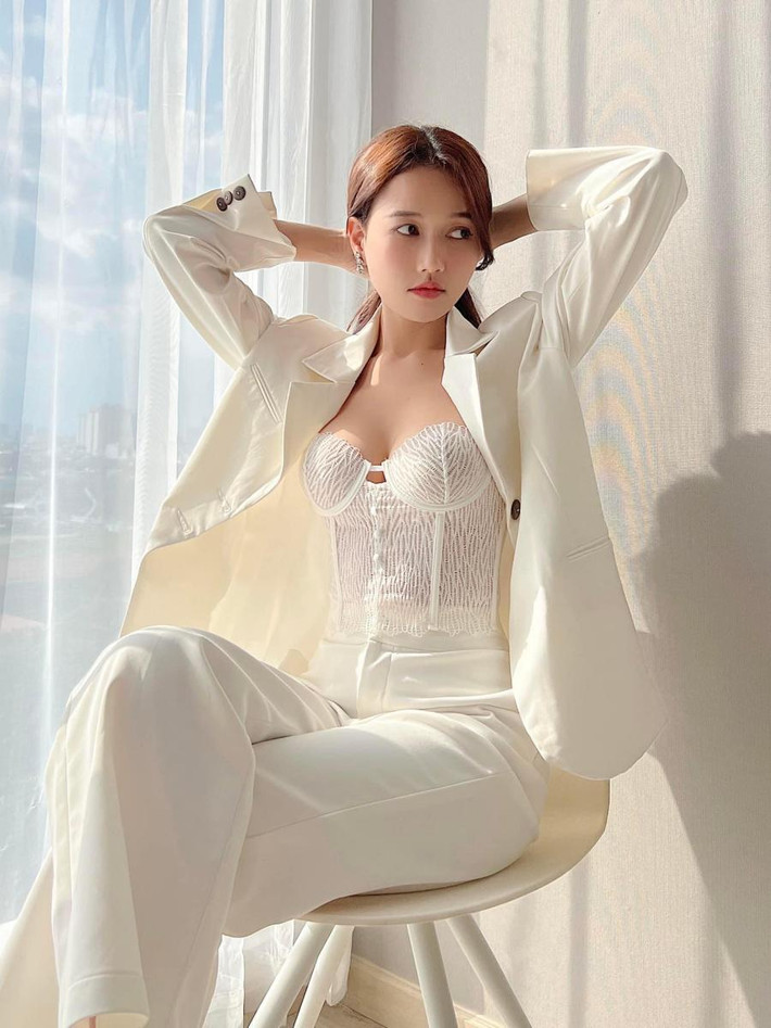Nhung Gumiho có tên thật là Nguyễn Hồng Nhung (Quảng Bình), sinh năm 1992. Hot girl này nổi tiếng trong giới trẻ từ cách đây 7, 8 năm.
