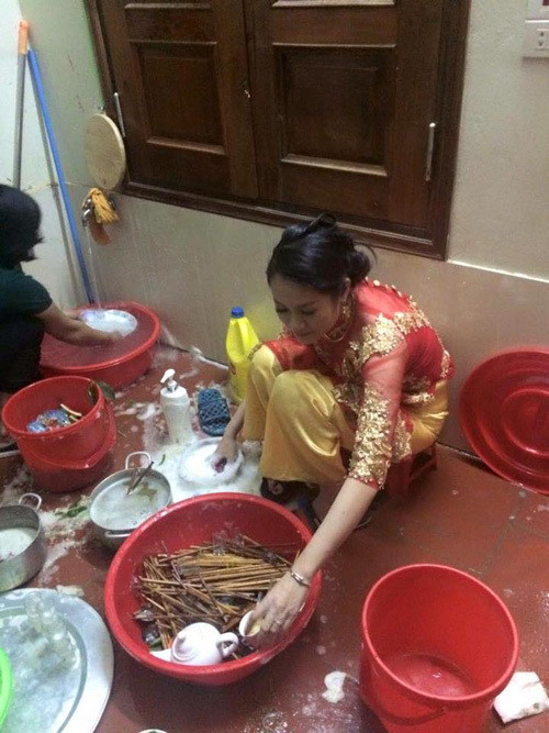 Nàng dâu mới về nhà chồng phải dọn dẹp nhà cửa ngay sau đám cưới có lẽ là chủ đề gây nhiều tranh cãi. Một số người cho rằng đám cưới cả ngày đã mệt thì nên để cô dâu, chú rể nghỉ ngơi rồi sáng mai dọn sau cũng được.