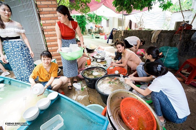 Việc cùng gia đình nhà chồng dọn dẹp sau đám cưới của các nàng dâu mới vẫn là câu chuyện được netizen bàn tán. Vô vàn những ý kiến trái chiều được đưa ra.
