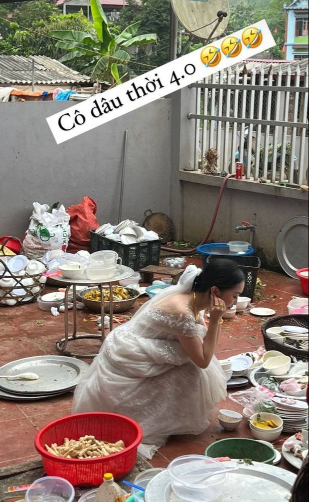 Nhiều nàng dâu mới về cũng phải xắn áo, xắn quần lên cùng gia đình chồng rửa bát.