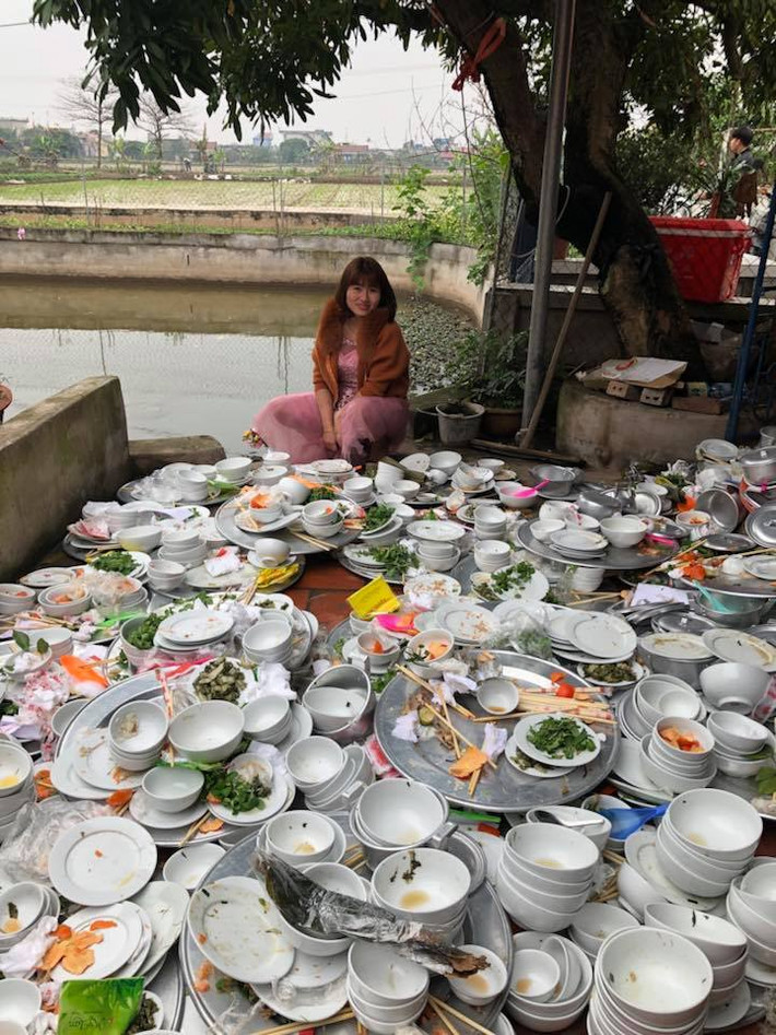 Trước đó, trên mạng cũng từng xuất hiện những hình ảnh cô dâu đang ngồi rửa bát, trên đầu vẫn còn trang sức chưa kịp tháo.
