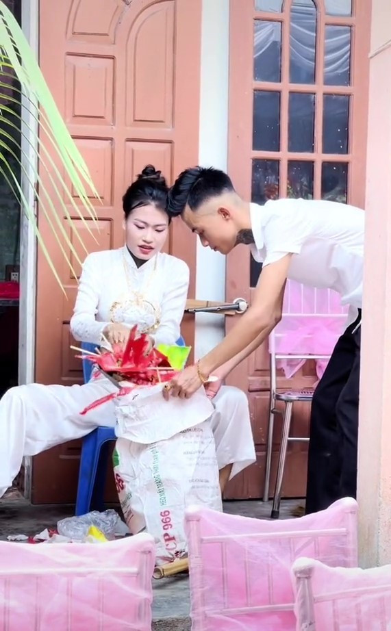 Trong lúc quét dọn, 2 vợ chồng còn thoải mái cười đùa vui vẻ. Dường như họ không cảm thấy mệt mỏi hay bực bội vì vừa tiếp khách cả ngày xong lại phải quay ra dọn gọn nhà cửa.