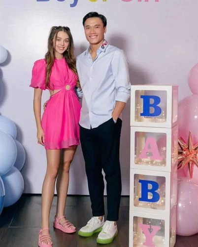 Cụ thể, Tiến Dũng chụp ảnh cho một thương hiệu đồng hồ. Khi đó, anh diện những bộ vest khoe vóc dáng chất lượng. Thấy chồng lên đồ nổi bật, Dianka sau đó vào khen: "Chồng tui đẹp trai lắm".