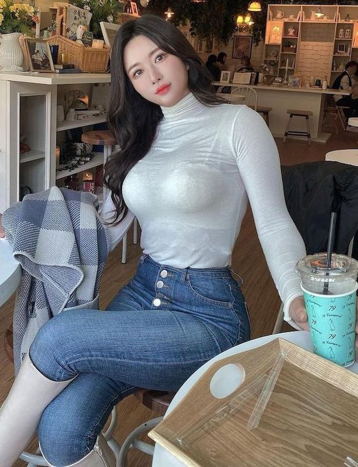 Ryu Hyo Seon xuất phát điểm là một thợ xăm lông mày, xăm môi, có chứng chỉ hành nghề chuyên nghiệp. Hot girl Hàn Quốc nổi tiếng khắp cõi mạng nhờ nhan sắc "không phải dạng vừa đâu".