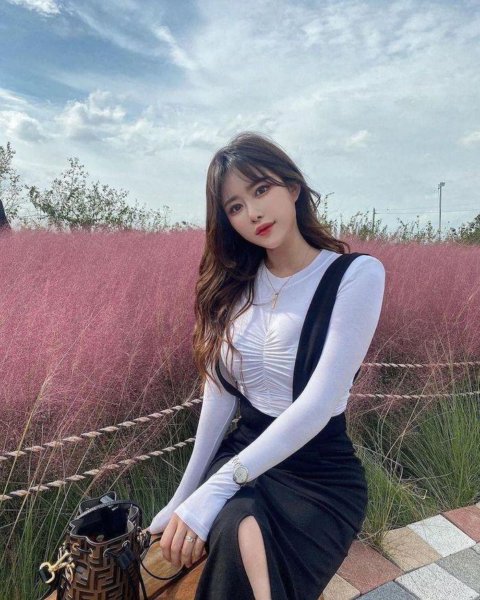 Các fan hâm mộ của Ryu Hyo Seon hy vọng rằng, với sắc vóc nổi bật, cô nàng sẽ ngày một nổi tiếng hơn, vươn cao hơn.