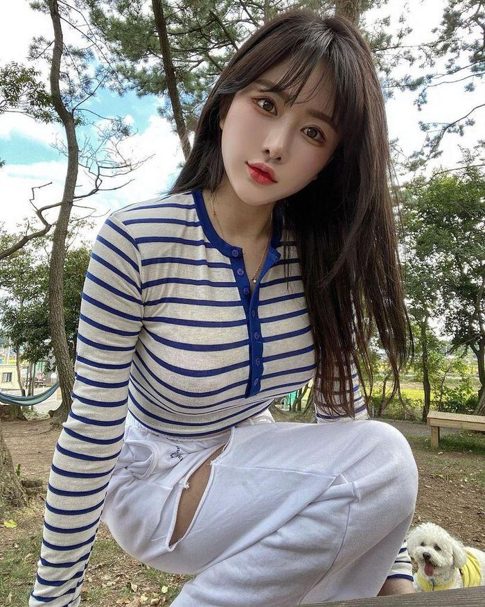 Không chỉ vậy. dù chỉ diện những set đồ cực đơn giản, Ryu Hyo Seon cũng có thể “đốn gục” trái tim người hâm mộ.