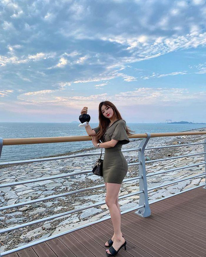 Trên trang Instagram cá nhân, người đẹp xứ Hàn cũng thường xuyên đăng tải những hình ảnh diện trang phục gợi cảm, khoe khéo vòng hông điểm 10.
