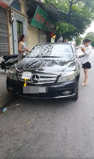 Đỗ xe "vô duyên", không đúng nơi quy định vốn không phải là chuyện xa lạ. Song trước những trường hợp này có người giữ được bình tĩnh, khuyên bảo nhẹ nhàng, những cũng có nhiều người khiến chủ xe phải "khóc thét" với những màn trừng trị bất ngờ.
