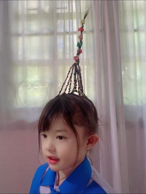 Tất nhiên, với những kiểu tóc đầy tính nghệ thuật như vậy thì trước hết là cô bé được các thầy cô giáo nhớ mặt nhớ tên ngay lập tức.