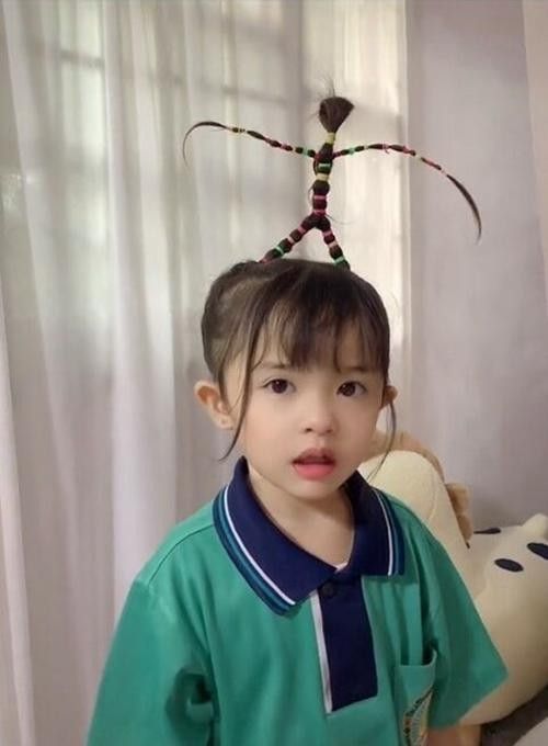 Ai cũng thấy rằng những kiểu tóc mà cô làm cho con gái đều rất kỳ công, đòi hỏi nhiều thời gian và sự tỉ mỉ.