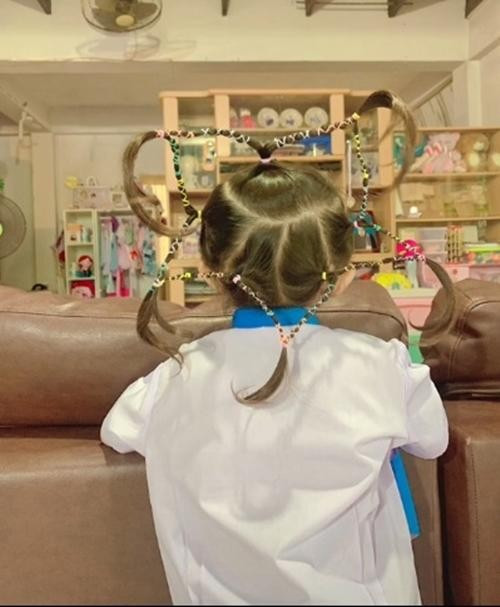 Nên người mẹ thì được khen vì sự sáng tạo, khéo tay, còn cô con gái được khen vì vẻ dễ thương và cũng thật kiên nhẫn khi mỗi ngày đều ngồi rất lâu cho mẹ tết tóc.