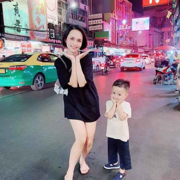Sau khi tổ chức đám cưới, cặp đôi từng phải hoãn tuần trăng mật để Văn Quyết tập trung cùng tuyển Việt Nam dự Vòng loại World Cup 2018. Nhắc đến chuyện này, Huyền Mi chia sẻ với báo chí: "Ngay từ lúc yêu, em đã rất hiểu công việc của anh Quyết. Nay khi đã làm vợ, em càng cảm thông hơn với chồng. Em nghĩ, một khi đã xác định yêu và làm vợ cầu thủ thì phải biết hy sinh cho sự nghiệp của chồng!"