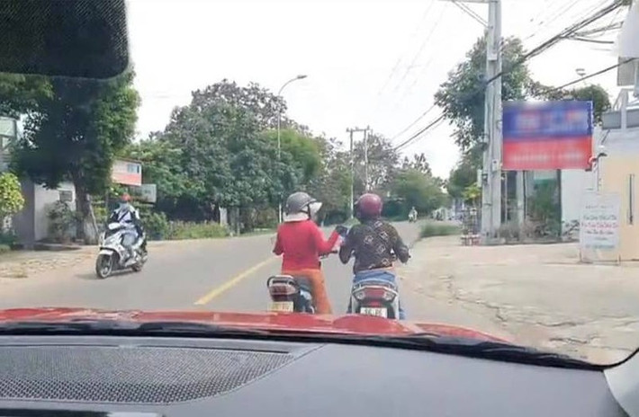 Việc chị em lâu ngày không gặp nên rất nhiều chuyện để nói với nhau là điều có thể cảm thông được. Tuy nhiên, hãy luôn nhớ vui đến đâu cũng cần đặt tính mạng bản thân là trên hết.