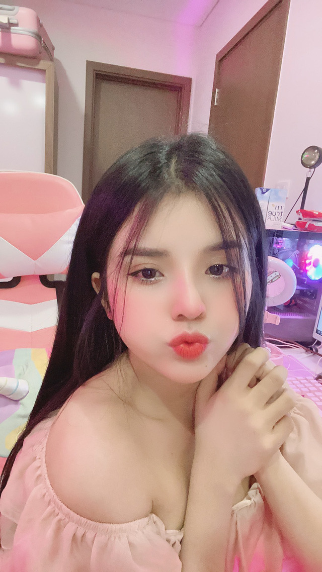 Qua tìm hiểu, cô gái xuất hiện cạnh Độ Mixi là streamer Em Bé còn được gọi với cái tên Khánh Khánh, hiện đang sinh sống và làm việc ở Hà Nội.