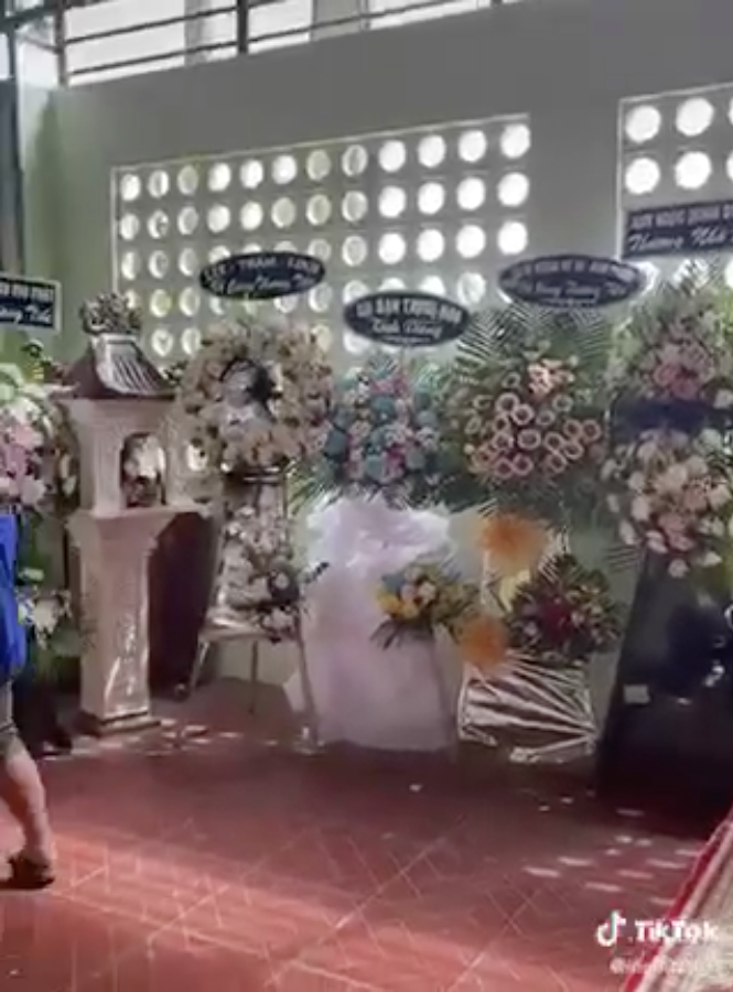 Theo đó trong khu vực tang lễ, những hình ảnh đời thường của Angela Phan được đặt trang trọng để những khách đến viếng có thể ôn lại những khoảnh khắc đẹp nhất của hot girl Đắk Lắk.