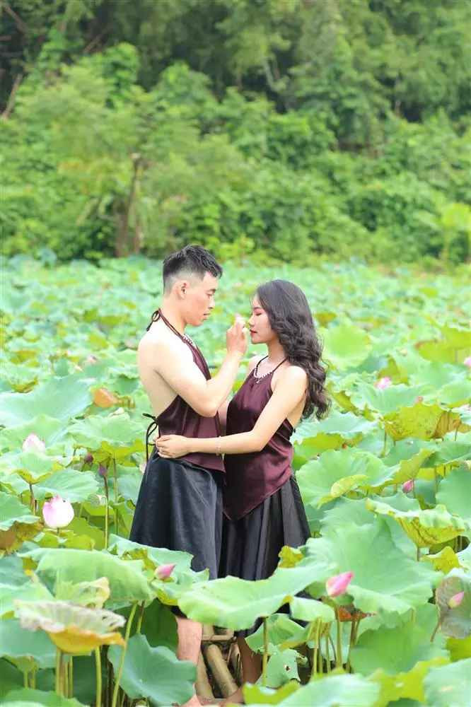 Đáng chú ý là chàng trai trong ảnh chụp sen cũng mặc váy đụp, áo yếm giống cô gái.