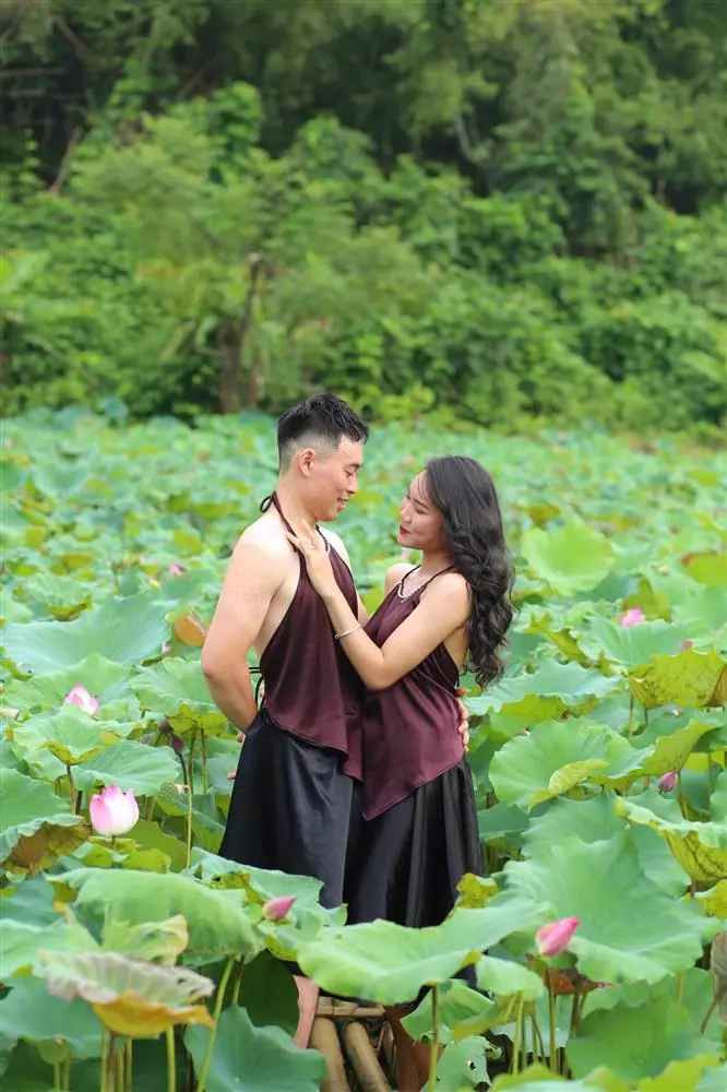 Được biết, cặp đôi trong bộ ảnh là Trang Bé và Quang Hưng. Hai người quen nhau được 1 năm nhưng vì yêu xa nên mỗi lần gặp đều muốn làm điều gì đó để có thêm kỷ niệm đáng nhớ. Vì vậy, họ quyết định thực hiện bộ ảnh độc đáo tại đầm sen Văn Phú (Yên Bái).