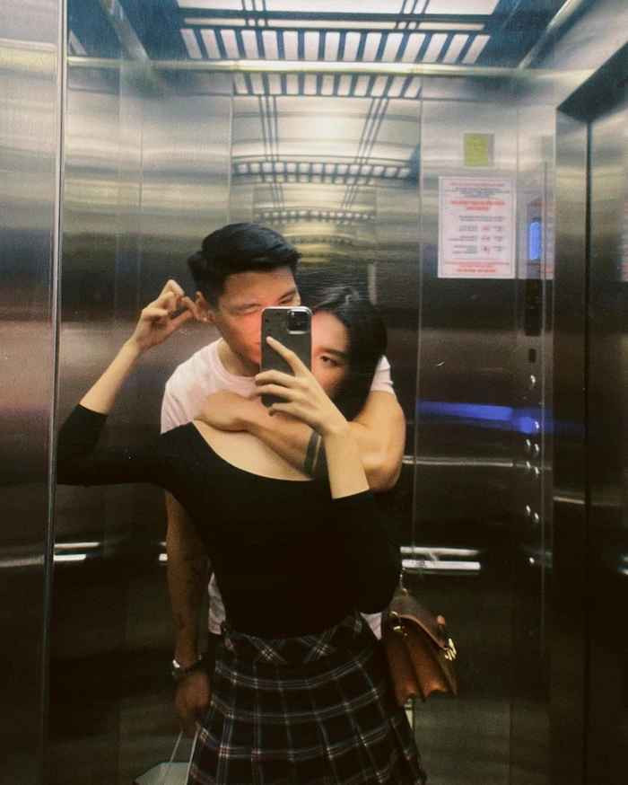 Mới đây, hậu vệ Đoàn Văn Hậu cập nhật trên Instagram bức ảnh ôm bạn gái từ phía sau trong thang máy.