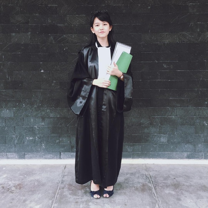 Khi ấy, Ann đang theo học khoa Luật, Đại học Gadjah Mada tại Yogyakarta, Indonesia. Cô được tham gia vào một phiên tòa giả định và thẩm phán là vị trí mà cô được phân vai. Việc hình ảnh trong tiết học của mình được lan truyền rộng rãi cũng khiến bản thân nữ sinh này cảm thấy bất ngờ.