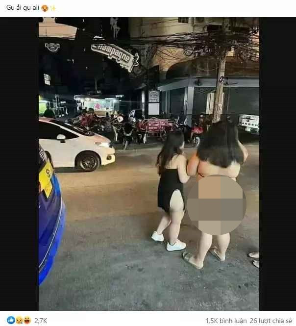 Trên các diễn đàn, cư dân mạng đang tích cực lan truyền hình ảnh về hai cô gái. Khoảnh khắc ghi lại, họ đang đứng trên một con phố tấp nập xe cộ, người qua lại.