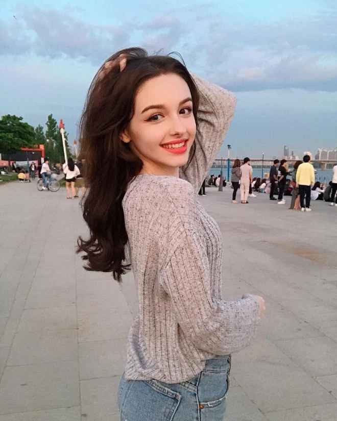Elina từng chia sẻ, Kendall Jenner là mẫu hình để cô noi theo. Tuy nhiên, cô không hề bắt trước thần tượng của mình.