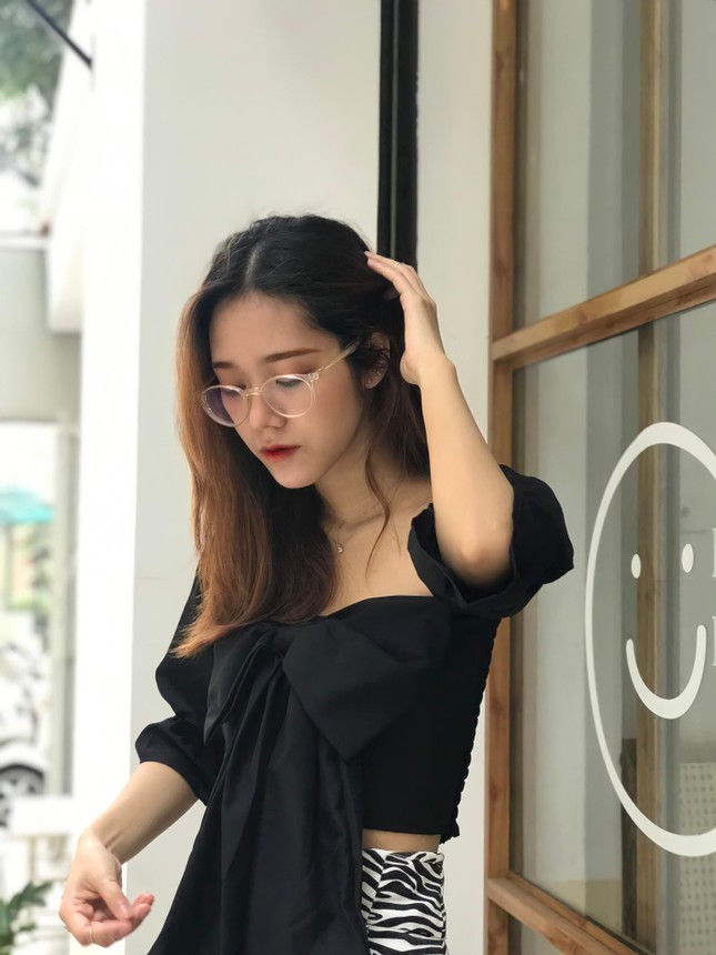 Được biết trong quá trình làm kênh, nguồn cảm hứng lớn nhất của Mai Hương luôn đến từ những điều gắn với cuộc sống thường nhật. Chính điều này đã tạo nên một trong những nội dung nổi bật nhất của kênh TikTok Hương Hỏ đến thời điểm hiện tại là chuỗi video chia sẻ những kiến thức thú vị về văn học.