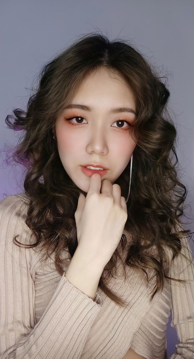 Một cô gái xinh đẹp và duyên dáng cùng lối nói chuyện cuốn hút, là chủ nhân của nhiều video chia sẻ kiến thức vô cùng thú vị. Đó chính là những từ để miêu tả Phạm Mai Hương, hay còn được biết đến qua kênh TikTok Hương Hỏ.