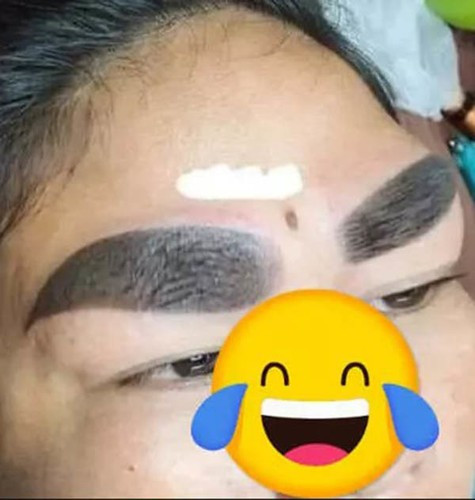 Chỉ một pha lố tay của thợ xăm, đôi lông mày của cô gái này trở thành thảm hoạ.
