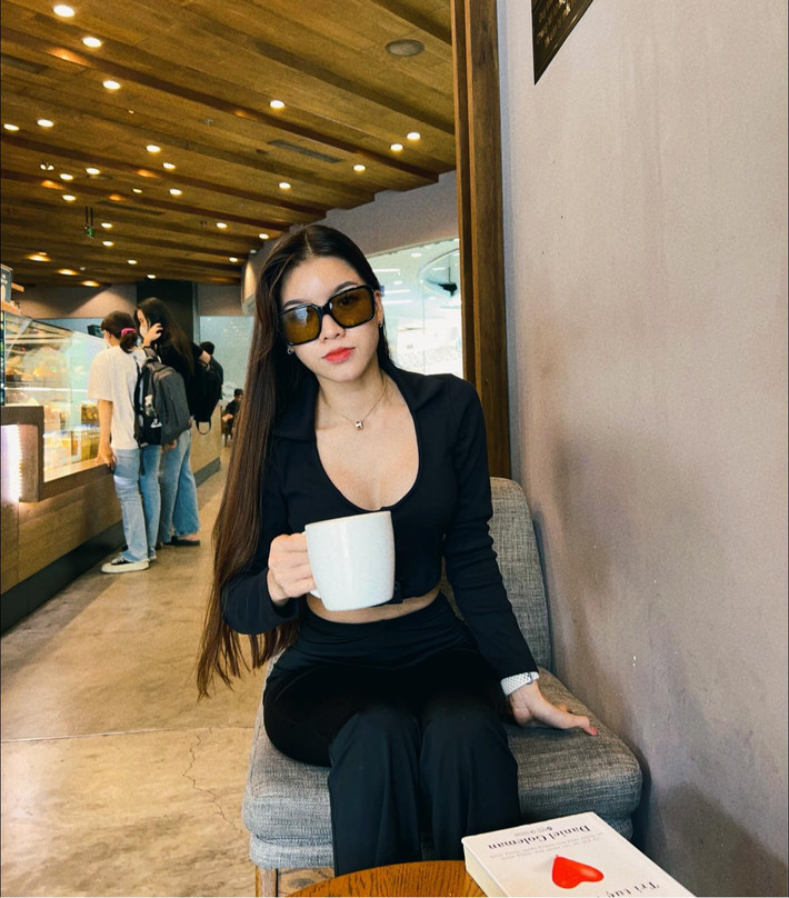 Còn nhớ trong thời gian cách ly ở khách sạn khi sang Thái Lan thăm bạn trai trong thời gian Văn Lâm còn thi đấu cho CLB Muangthong United, Yến Xuân đã biến phòng cách ly thành phòng tập khi tận dụng tối đa những vật dụng tại đây để tập luyện, duy trì sức khỏe tốt.