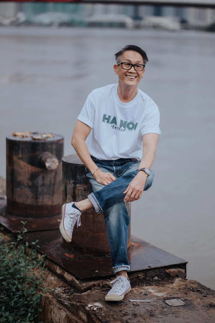 Xem những video của kênh có thể thấy, chú Tân có chiều cao chuẩn người mẫu, dù đã ngoài 60 nhưng vóc dáng chuẩn, khỏe khoắn. Đặc biệt, ngoại hình người đàn ông này cực kì điển trai và luôn toát ra nguồn năng lượng tích cực, thần thái cool ngầu chẳng thể lẫn vào đâu.