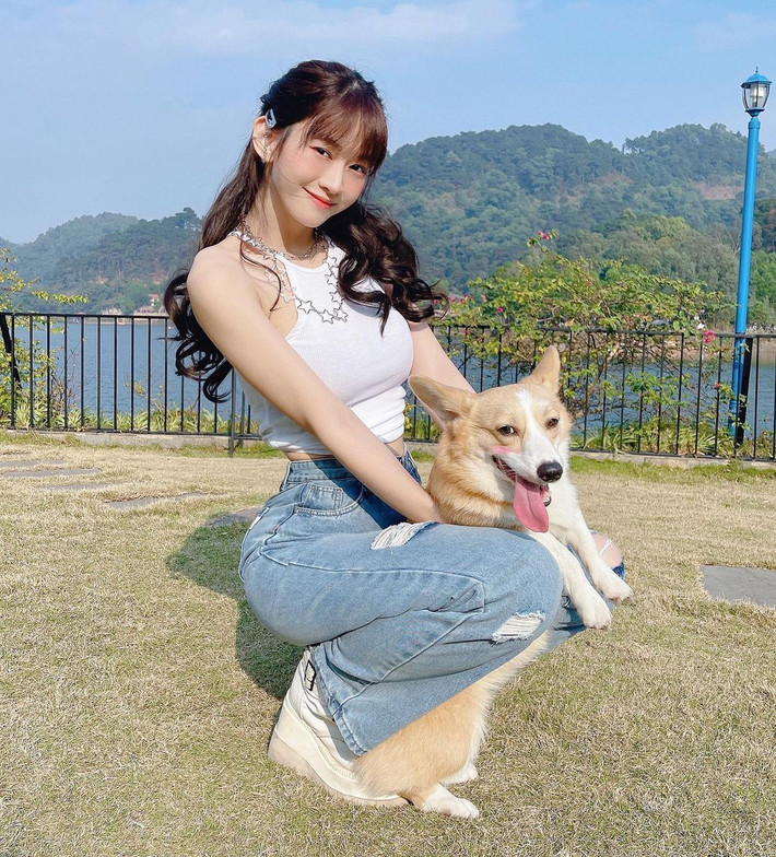 Nhờ những cuộc thi lớn, mình nhận ra rằng từ bây giờ mình làm bất cứ việc gì cũng cần suy nghĩ kĩ hơn, mình sẽ xem nó có ảnh hưởng tới mọi người hay không, nó có gây tiêu cực hay không và nó có truyền được điều gì tốt đẹp hay không. Đánh kẻ chạy đi, chứ không ai đánh kẻ chạy lại, mình nghĩ là vậy. Vậy nên mình hi vọng mọi người có thể bỏ qua cho quá khứ có những giai đoạn bồng bột, cứng đầu của tuổi trẻ. Mình sẽ cố gắng trau dồi, hoàn thiện bản thân mình nhiều hơn, mong mọi người chấp nhận bản thân mình nhiều hơn" - Lê Bống chia sẻ thêm.