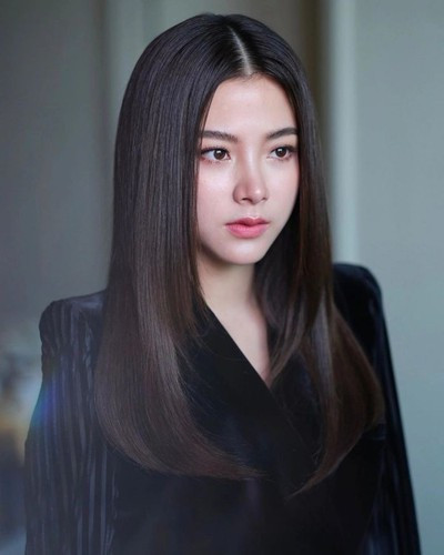 Nhờ sở hữu vẻ đẹp trời ban "xinh từ trong trứng" Baifern Pimchanok dễ dàng "cân" mọi phong cách.