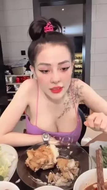Mới đây nhất, hot girl Ngân 98 bất ngờ bị nhắc lại quá khứ dính scandal dùng chất kích thích. Khi bạn gái Lương Bằng Quang đang vui vẻ ăn uống, quảng cáo bán hàng online, bỗng một cư dân mạng bảo: "Mày còn nhớ vụ ở Tây Ninh không?".