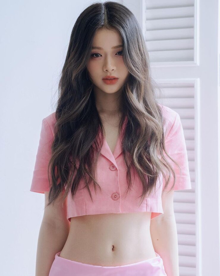 Linh Ka (Chu Diệu Linh) sinh năm 2002. Hot girl 10x nổi tiếng vì ngoại hình xinh đẹp. Thời gian đầu, cô nàng có khá nhiều tai tiếng với những phát ngôn gây sốc.