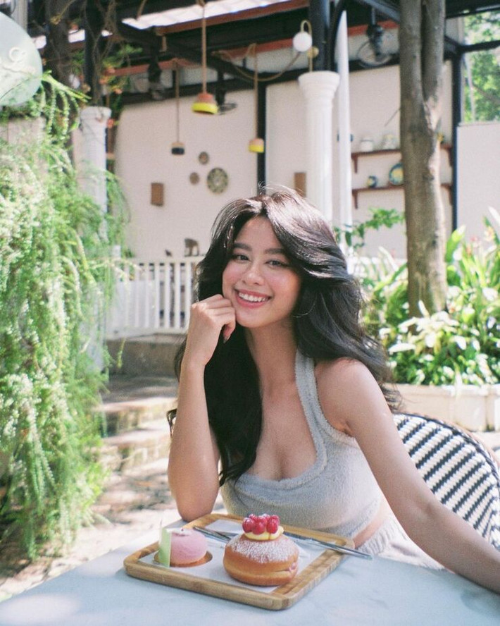 Hàn Hằng được biết đến với biệt danh "hot girl tạp hóa". Độ nổi tiếng trên mạng xã hội khiến cô gái quê Thanh Hóa nhận được nhiều lời mời quảng cáo.