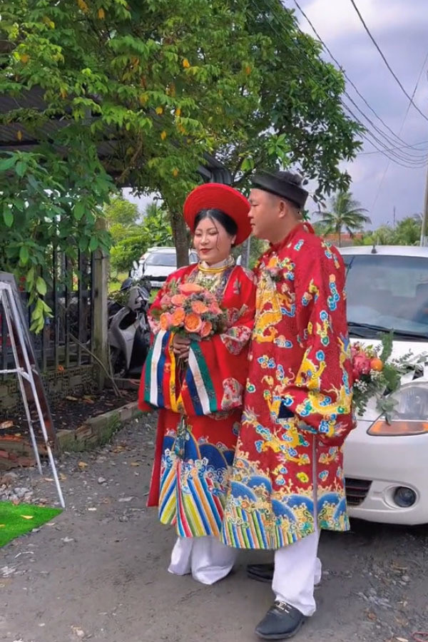 Lựa chọn những loại quả phổ biến như dứa, táo, thanh long, cam..., cô dâu kết hợp chúng thành 1 chùm to và 1 chùm nhỏ rồi gắn lên mui xe.