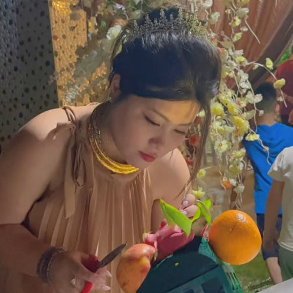Mới đây, trên kênh TikTok B., một cô gái đã đăng tải đoạn clip về quá trình trang trí xe hoa đón dâu của mình. Không chỉ gây chú ý bởi sự mới mẻ, độc đáo mà lòng tâm huyết đối với "nhân chứng tình yêu" của hai vợ chồng cũng khiến nhiều người cảm thấy đồng cảm, thích thú.