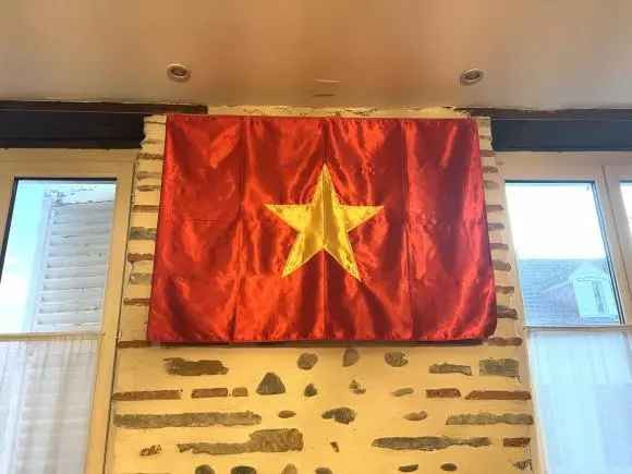 Ảnh toàn cảnh bức tường, được Quang Hải trang trọng treo cờ Tổ Quốc.