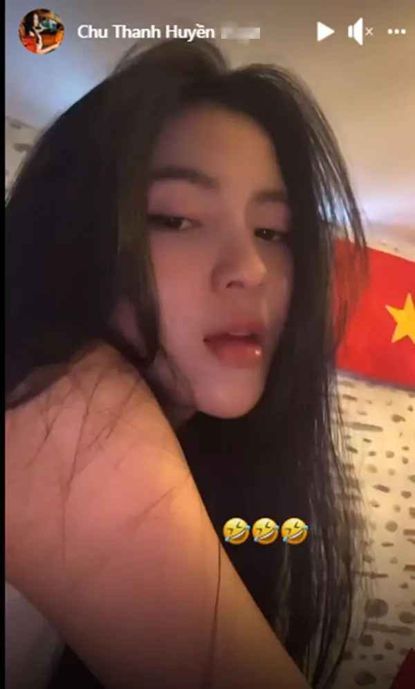 Mới nhất trên story Facebook, bạn gái Quang Hải khoe cận nhan sắc xinh đẹp khi để tóc xõa, diện áo thun sát nách. Tuy nhiên, điểm khiến người xem chú ý chính là hậu cảnh phía sau.