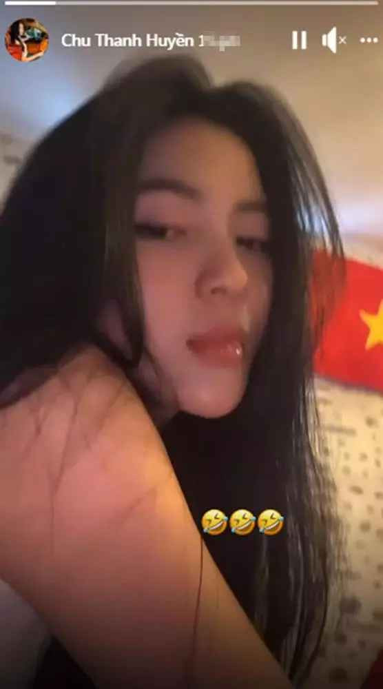 Theo đó, lá cờ Tổ quốc và bức tường gạch chính là một trong những không gian sống của Hải "Con" tại Pháp. Từ đây, dân mạng cho rằng cả 2 đang ở chung phòng.