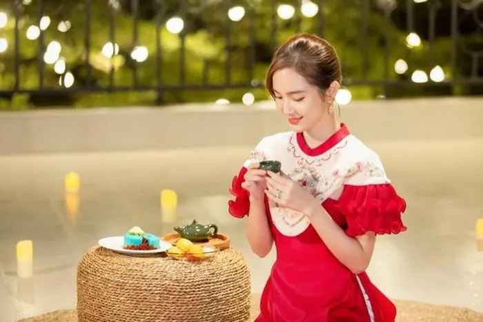 Cụ thể, Jang Mi nói về lý do nhận lời cầu hôn rằng: "Với tôi, chuyện tình cảm muôn màu và đặc biệt là cái duyên đến đúng thời điểm. Tình cảm đến từ những điều rất giản dị và bản thân chuyện tình cảm của Mi là cũng thế. Hai người đến với nhau, tìm hiểu như bao cặp đôi khác rồi dần biết lắng nghe và thấu hiểu nhau nhiều hơn".