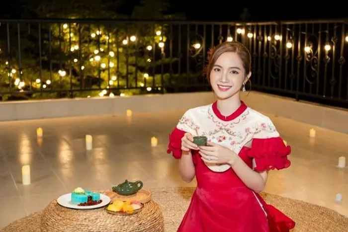 Theo tìm hiểu, ông xã tương lai của Jang Mi là doanh nhân đang làm việc ở lĩnh vực dược phẩm. "Thánh nữ Bolero" thừa nhận bản thân đã “phải lòng” người ấy bởi cách anh đối xử với cô và những người thân trong gia đình.